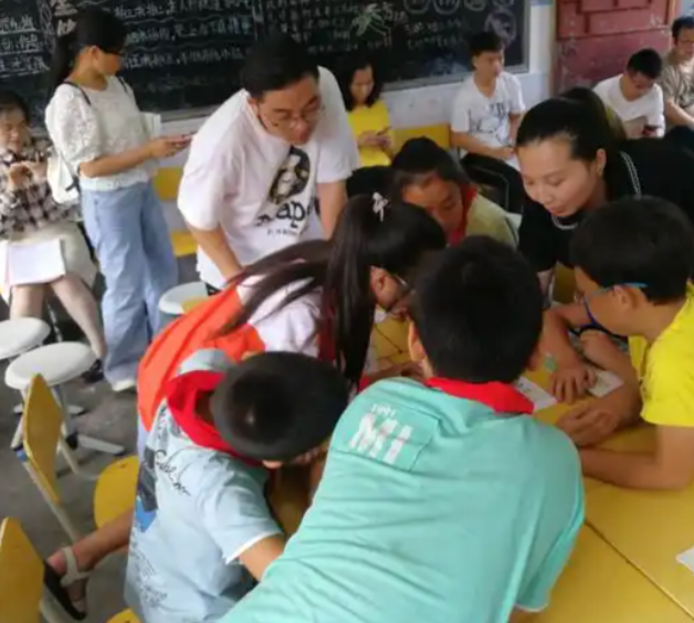 面临繁重的学业杂乱的压力孩子们常常对未来感到苍茫 面临繁重的学业杂乱的压力孩子们常常对未来感到苍茫